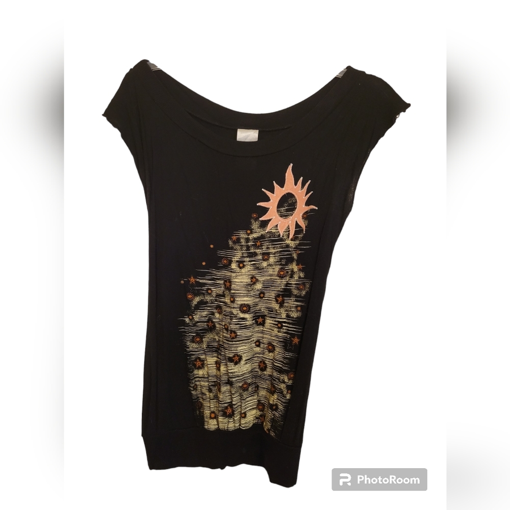 Ginger G. Vintage look black  crew neck tank with sun applique detail S